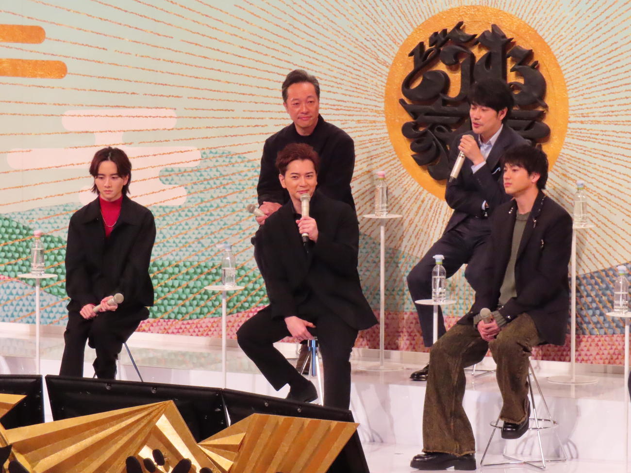 NHK大河「どうする家康」のファン感謝祭に出席した、前列左から板垣李光人、松本潤、山田裕貴。後列左から音尾琢真、松山ケンイチ