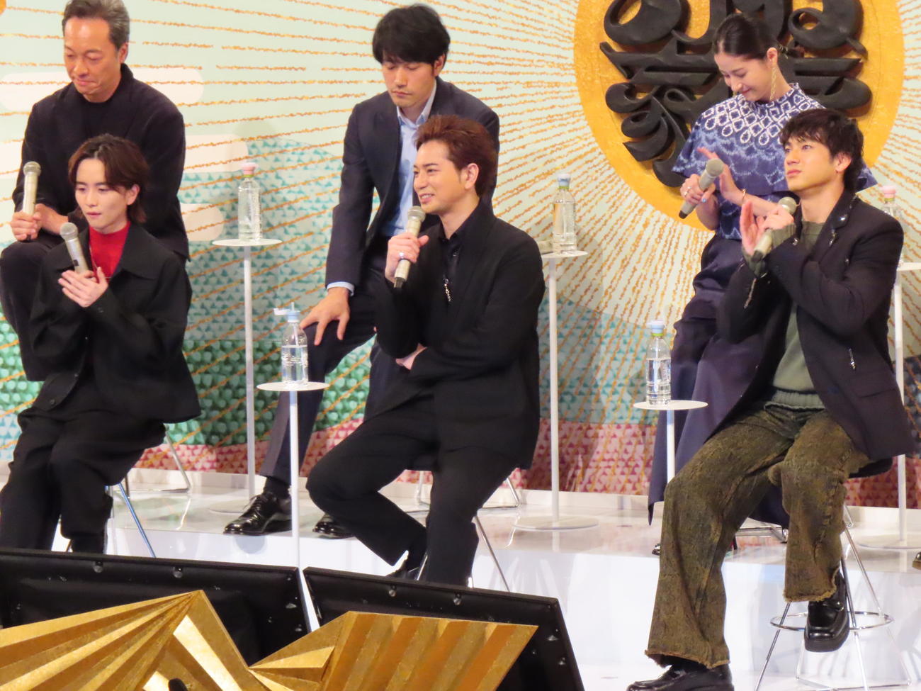 NHK大河「どうする家康」のファン感謝祭に出席した、前列左から板垣李光人、松本潤、山田裕貴。後列左から音尾琢真、松山ケンイチ、松本若菜