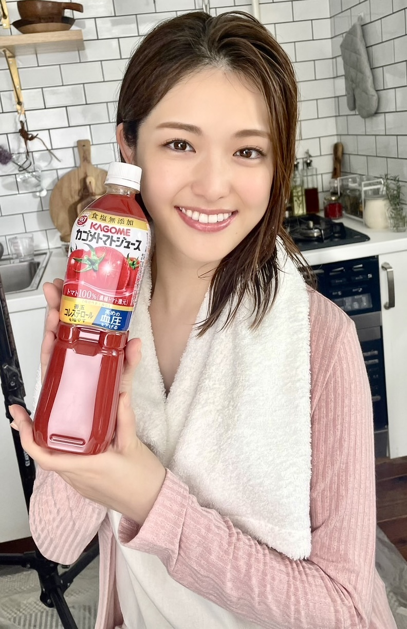 「カゴメ　トマトジュース」を手にする松村沙友理