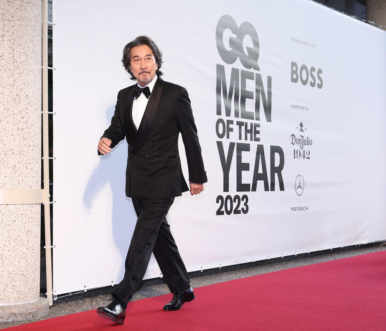 「GQ MEN OF THE YEAR 2023」でレジェンダリー・アクター賞を受賞しレッドカーペットを歩く役所広司（撮影・河田真司）