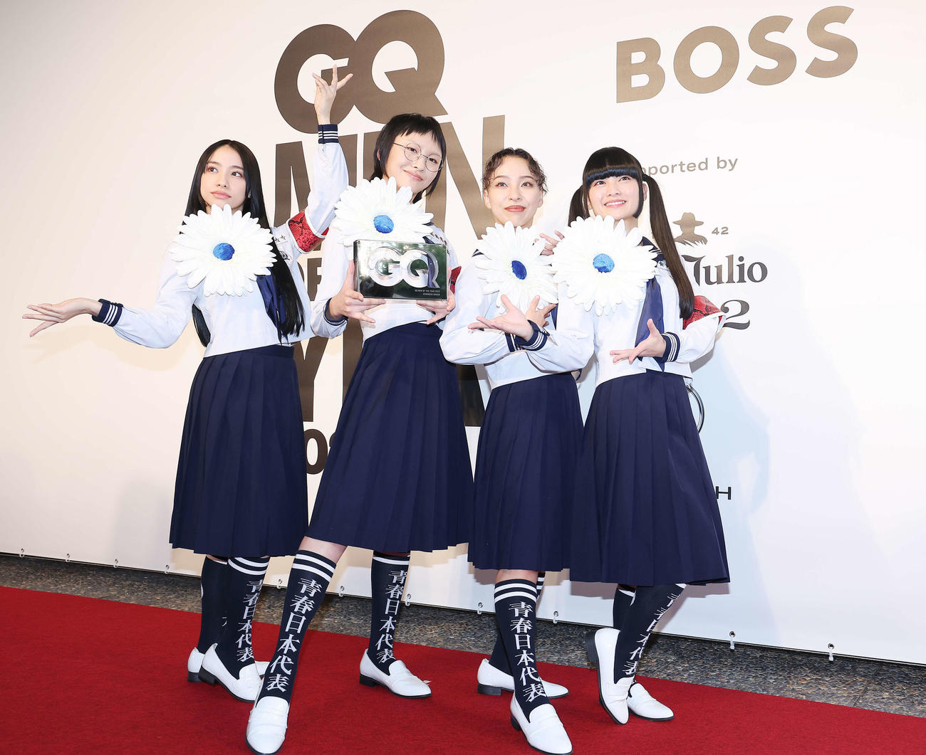 「GQ MEN OF THE YEAR 2023」でブレイクスルー・アーティスト賞を受賞する新しい学校のリーダーズ（撮影・河田真司）