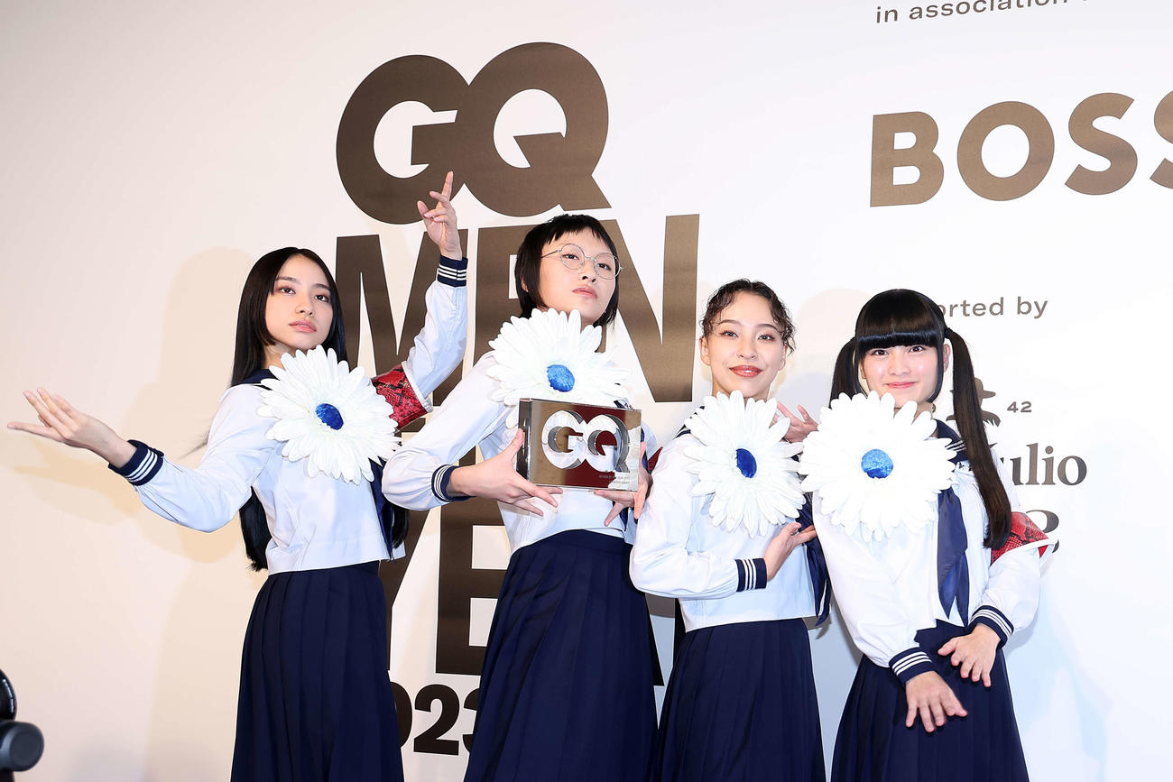 「GQ MEN OF THE YEAR 2023」でブレイクスルー・アーティスト賞を受賞する新しい学校のリーダーズ。左からKANON、SUZUKA、RIN、MIZYU（撮影・河田真司）