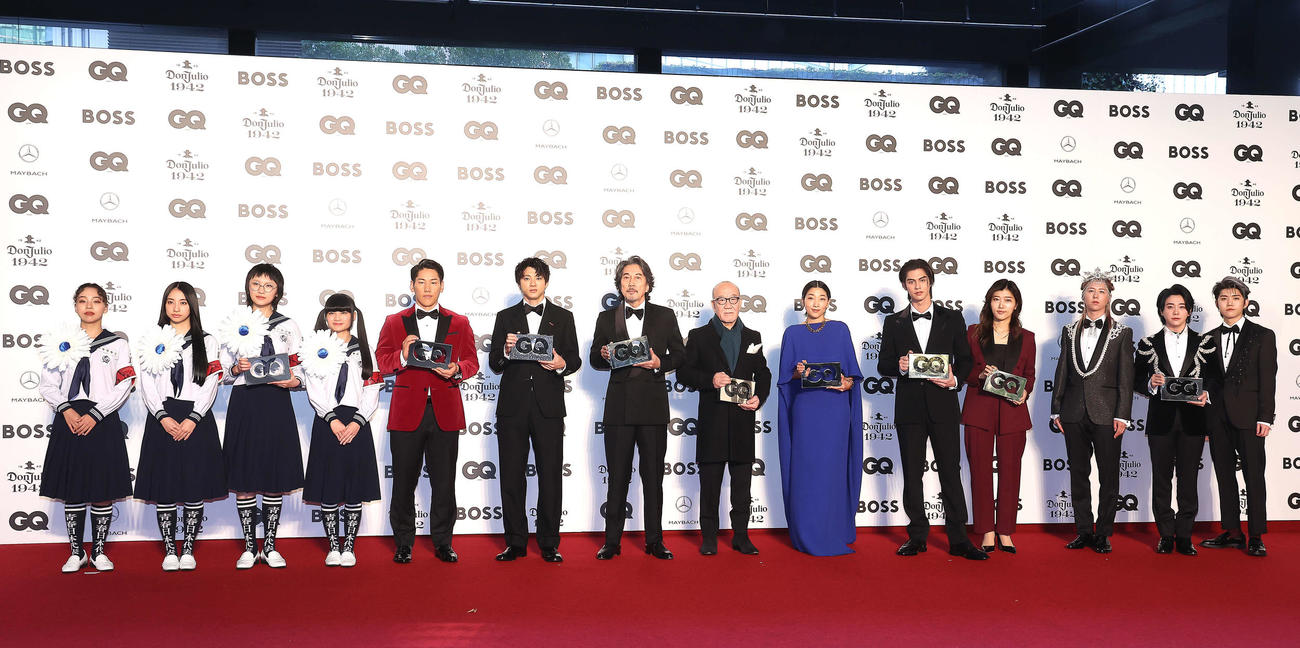 「GQ MEN OF THE YEAR 2023」の各受賞者たち。左から新しい学校のリーダズRIN、KANON、SUZUKA，MIZYU、吉田正尚、山田裕貴、役所広司、久石譲、安藤サクラ、BRIGHT、ヒコロヒー、Mrs．GREEN APPLEの大森元貴、若井滉斗、藤澤涼架（撮影・河田真司）