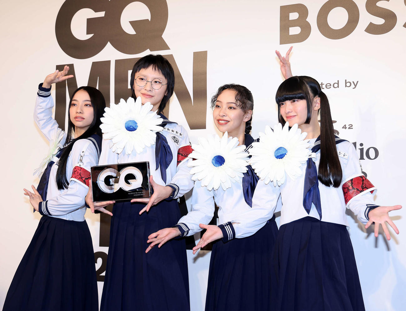 「GQ MEN OF THE YEAR 2023」でブレイクスルー・アーティスト賞を受賞する新しい学校のリーダーズ。左からKANON、SUZUKA、RIN、MIZYU（撮影・河田真司）