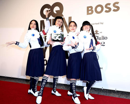「GQ MEN OF THE YEAR 2023」でブレイクスルー・アーティスト賞を受賞する新しい学校のリーダーズ。左からKANON、SUZUKA、RIN、MIZYU（撮影・河田真司）