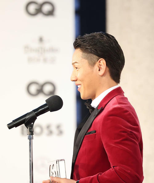 「GQ MEN OF THE YEAR 2023」でベスト・ベースボールプレイヤー賞を受賞しコメントする吉田正尚（撮影・河田真司）