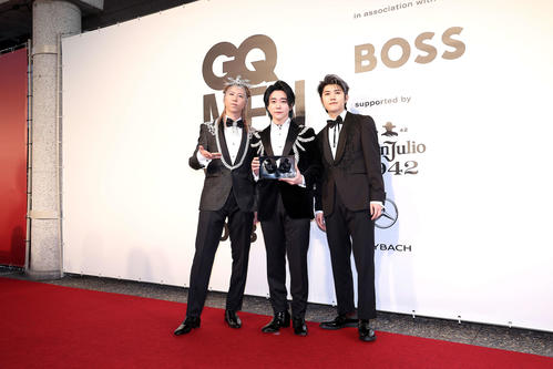 「GQ MEN OF THE YEAR 2023」でベスト・アーティスト賞を受賞するMrs．GREEN APPLE。左から大森元貴、若井滉斗、藤澤涼架（撮影・河田真司）