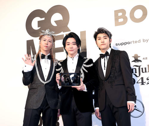 「GQ MEN OF THE YEAR 2023」でベスト・アーティスト賞を受賞するMrs．GREEN APPLE。左から大森元貴、若井滉斗、藤澤涼架（撮影・河田真司）