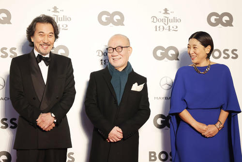 「GQ MEN OF THE YEAR 2023」に笑顔で臨む、左から役所広司、久石譲、安藤サクラ（撮影・河田真司）