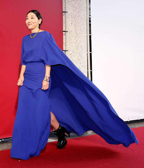「GQ MEN OF THE YEAR 2023」でベスト・アクター賞を受賞しレッドカーペットを歩く安藤サクラ（撮影・河田真司）