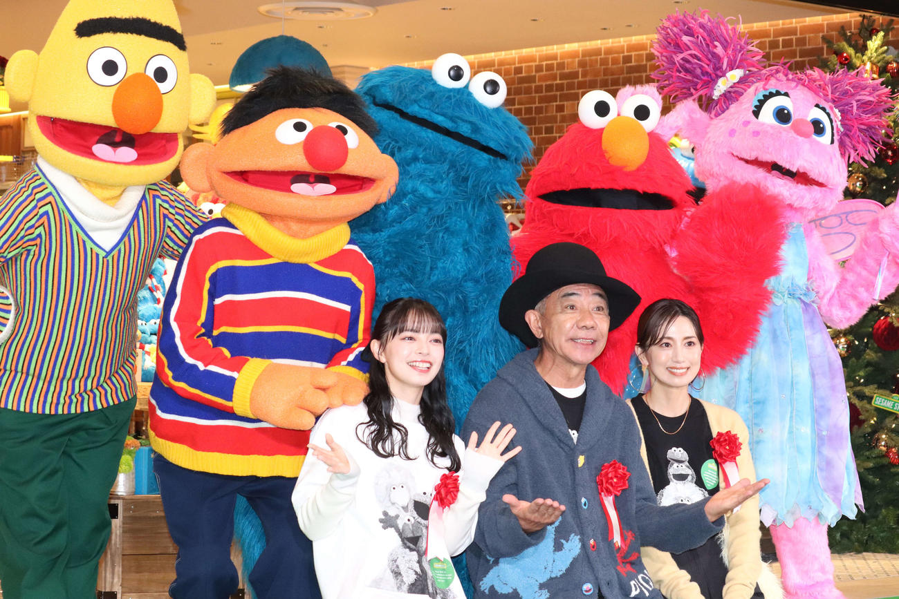 「セサミストリートマーケット」オープニングセレモニーに登壇した左から上國料萌衣、木梨憲武、東原亜希（撮影・加藤理沙）