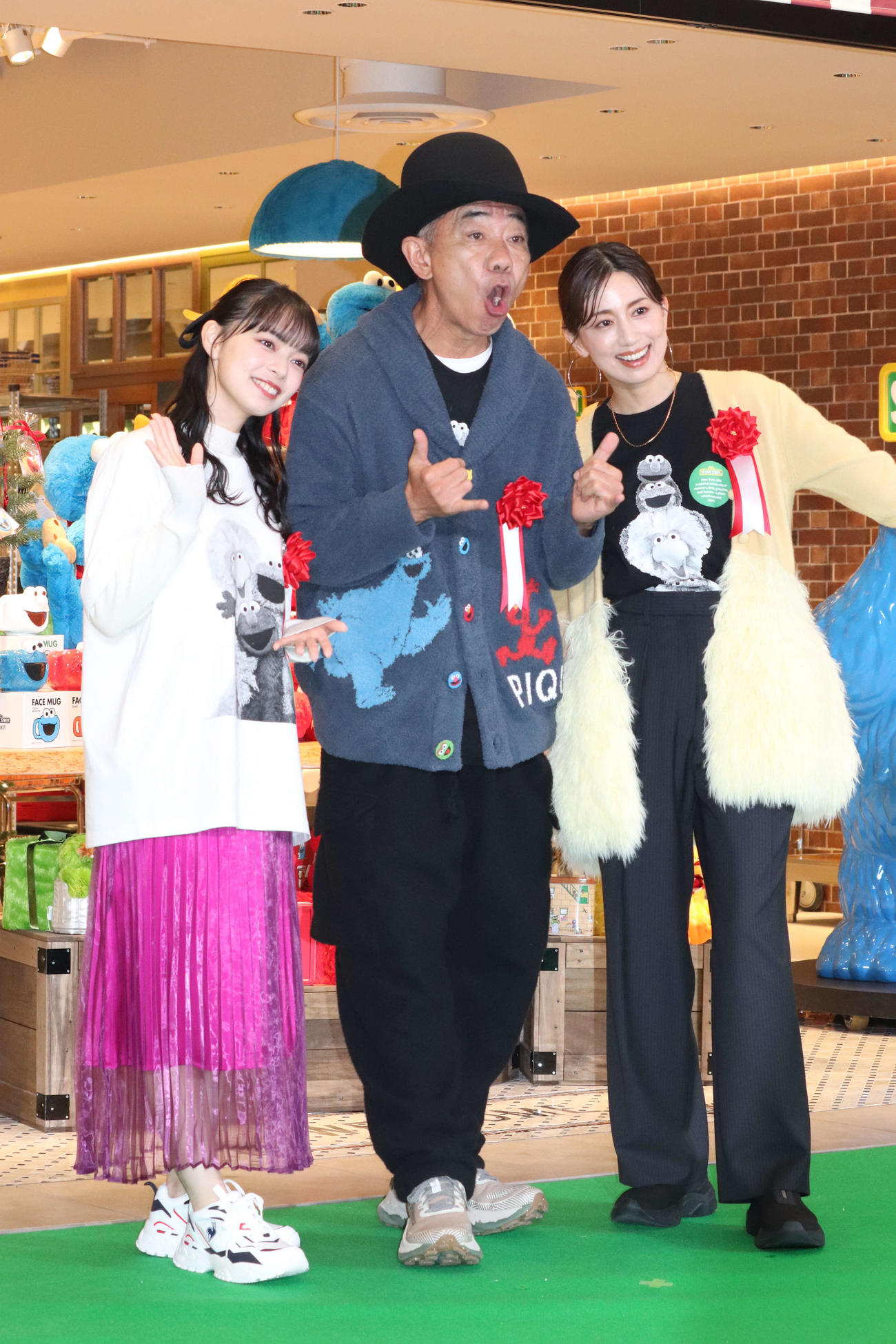 「セサミストリートマーケット」オープニングセレモニーに登壇した前列左から上國料萌衣、木梨憲武、東原亜希（撮影・加藤理沙）