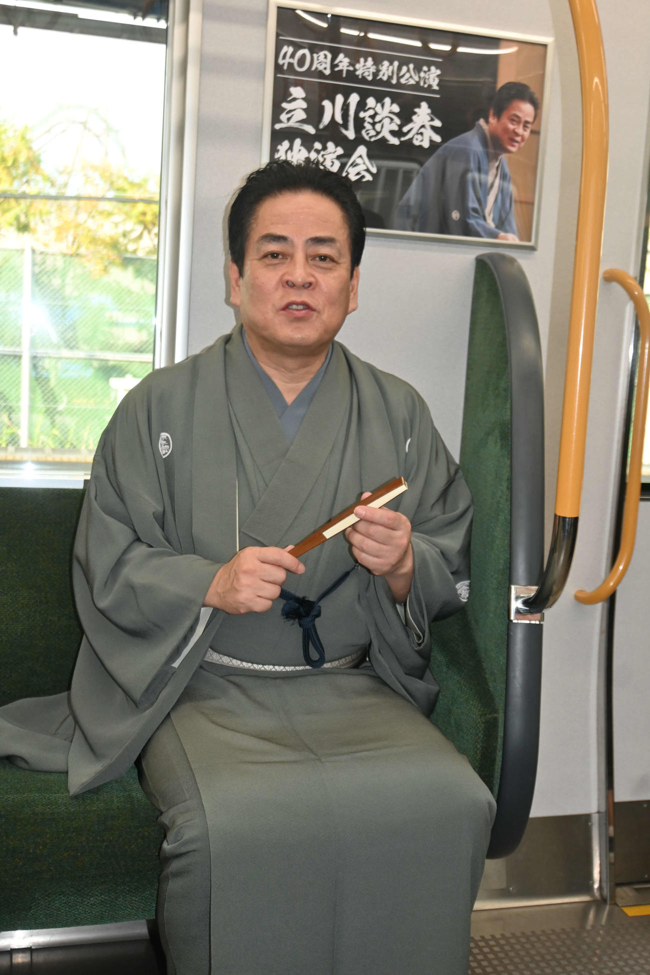 JR桜島駅でのラジオの公開収録後、電車内で取材もに応じた立川談春（撮影・松浦隆司）