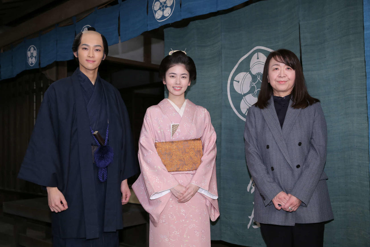 NHK－BS時代劇「あきない世傳（せいでん）　金と銀」取材会に出席した左から松本怜生、小芝風花、脚本を担当した山本むつみ氏