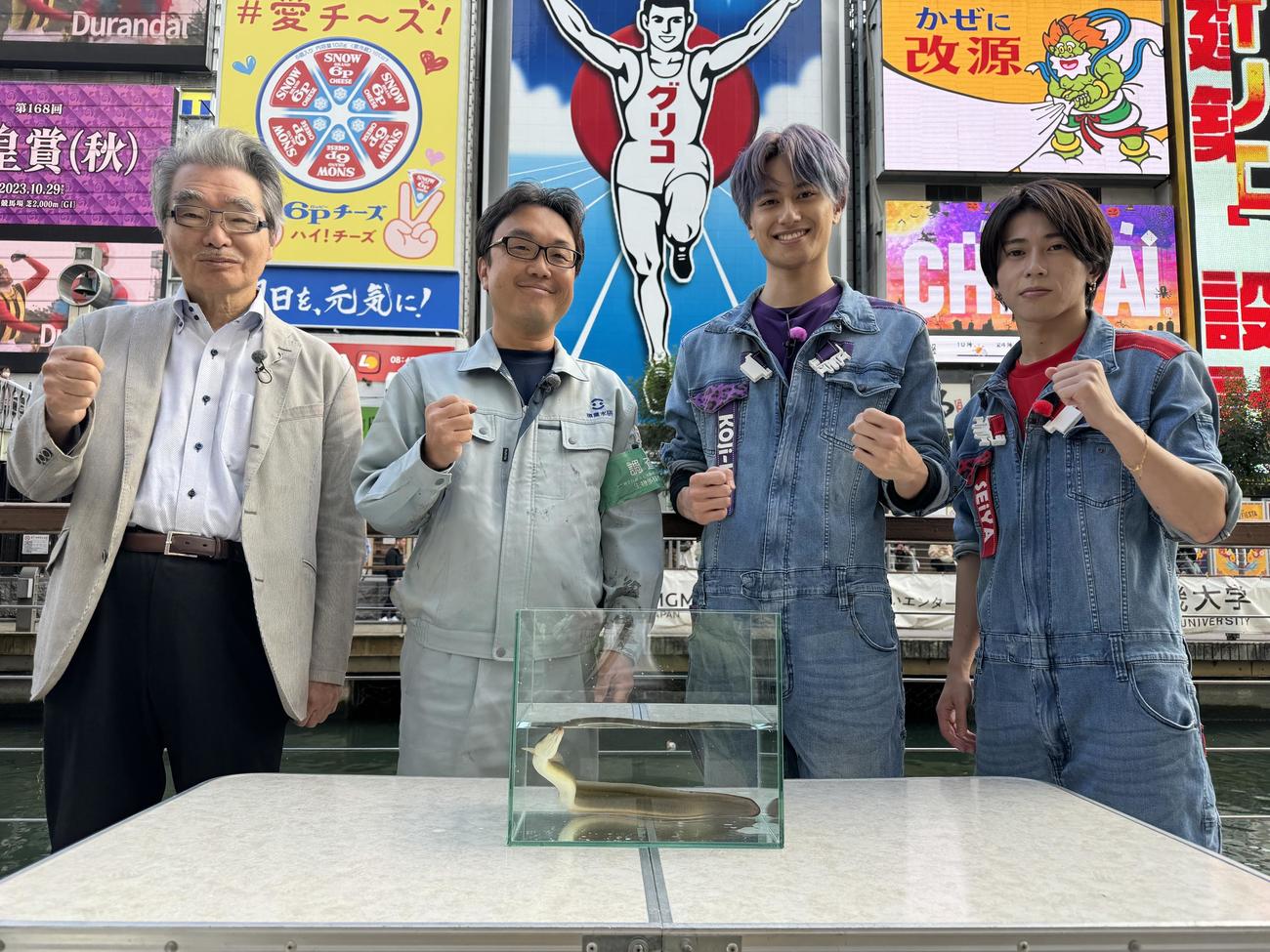 道頓堀川にニホンウナギのすみか設置し、実証実験で成果を上げた右からAぇ！　groupの末澤誠也、小島健（C）MBS