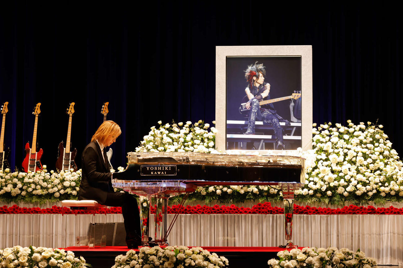 HEATH　お別れ会－献花式　「HEATH Farewell＆Flower Offering Ceremony」でピアノを演奏するYOSHIKI