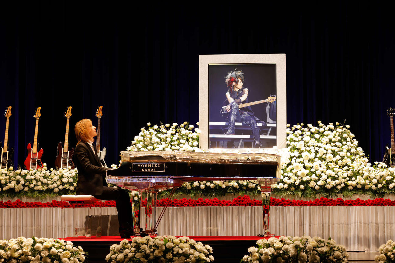 HEATH　お別れ会－献花式　「HEATH Farewell＆Flower Offering Ceremony」でピアノを演奏するYOSHIKI