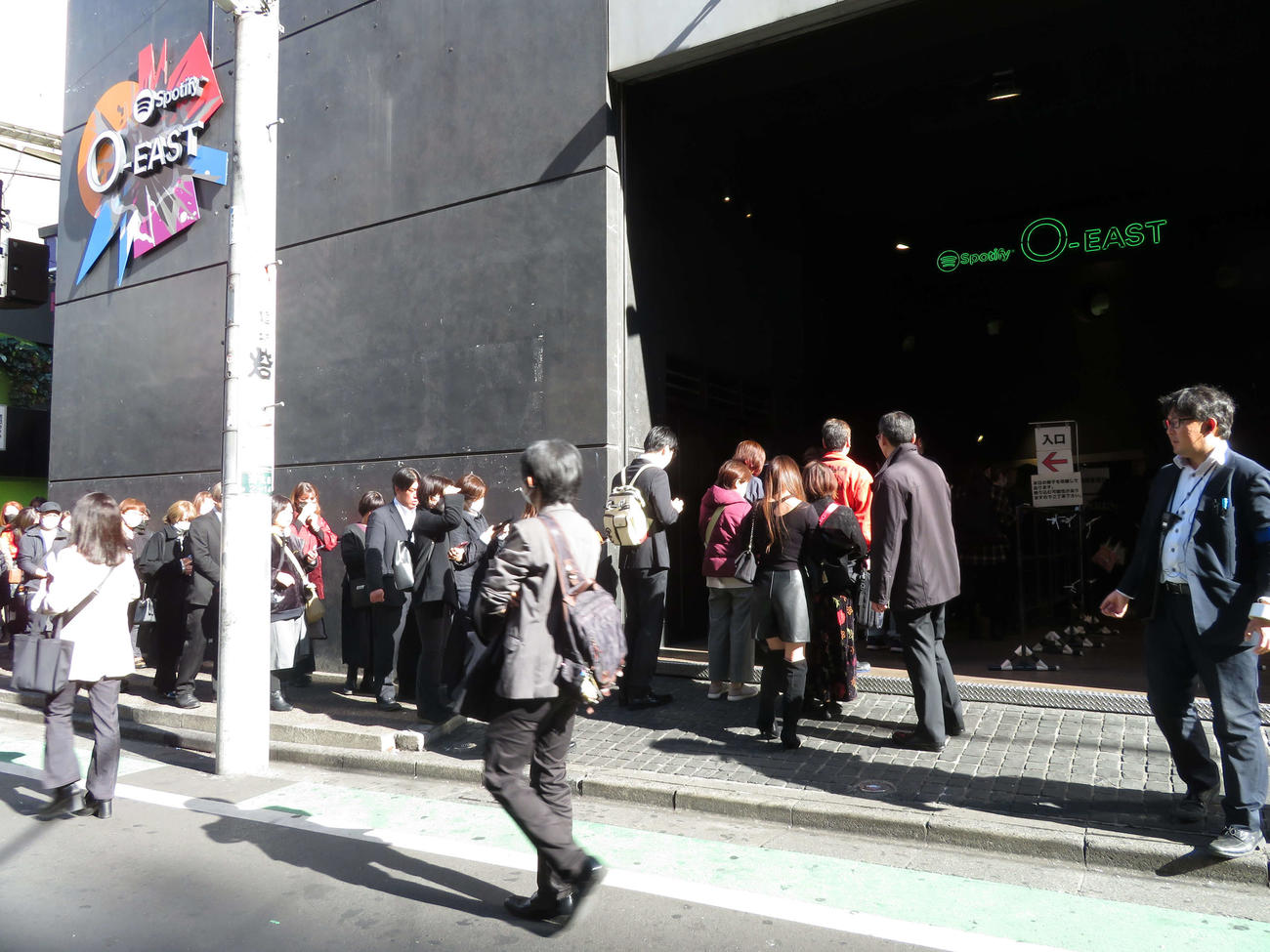 HEATH　お別れ会－献花式　「HEATH Farewell＆Flower Offering Ceremony」で入場を待つ一般参加者