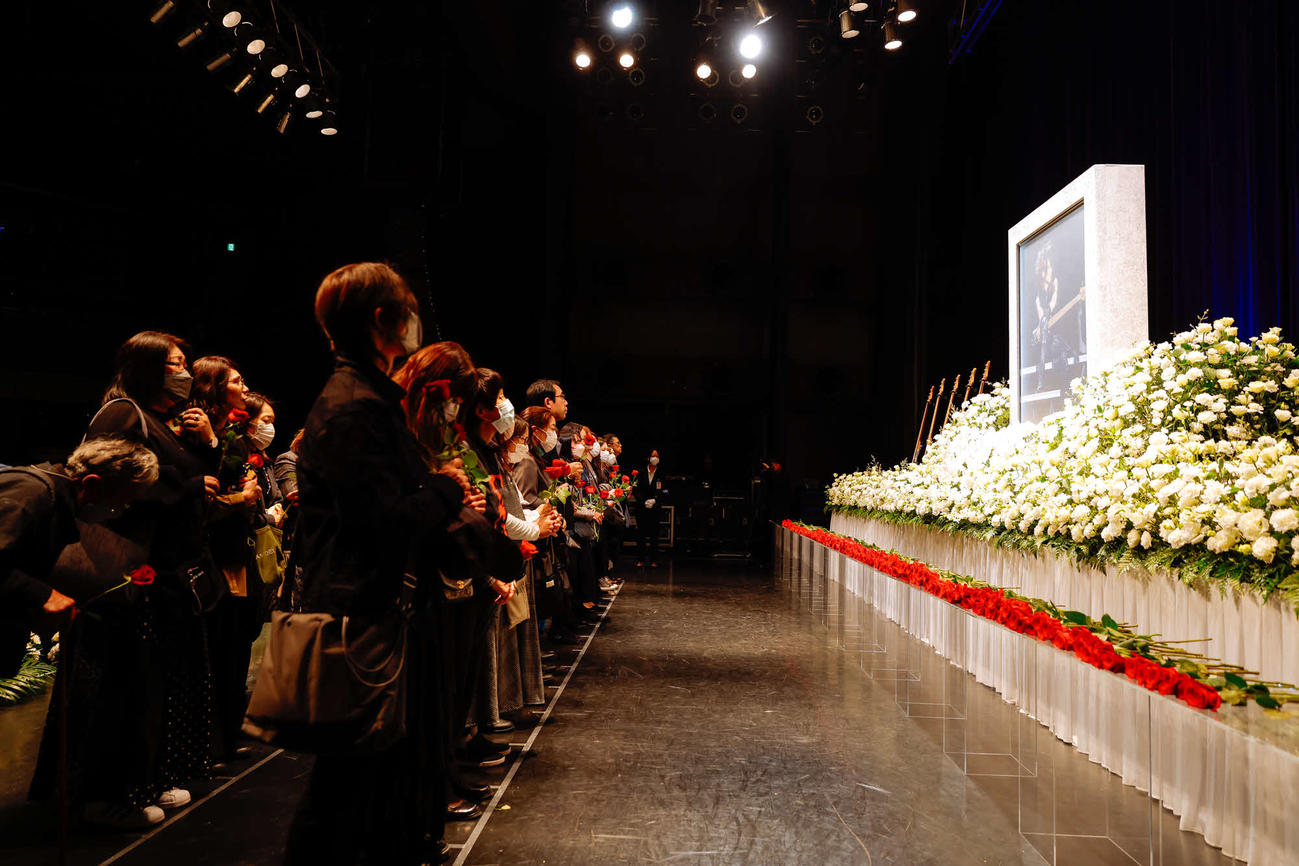 HEATH　お別れ会－献花式　「HEATH Farewell＆Flower Offering Ceremony」で花を手向ける一般参加者