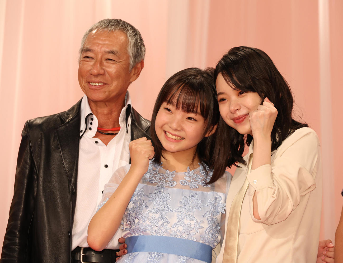 左から柳葉敏郎、澤井梨丘、趣里（23年9月撮影）