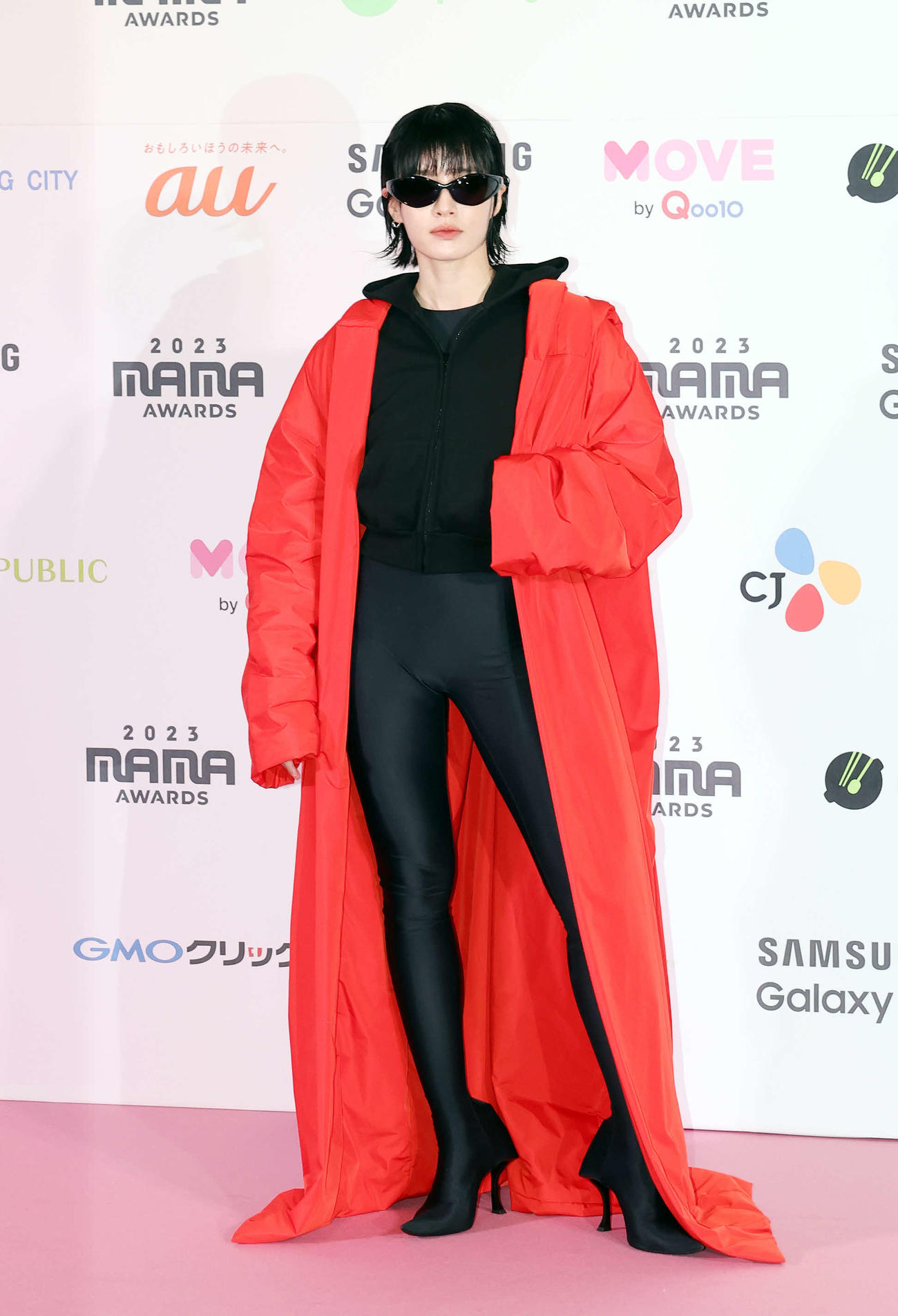 「2023 MAMA AWARDS」で記念撮影に応じるMonika（撮影・宮地輝）