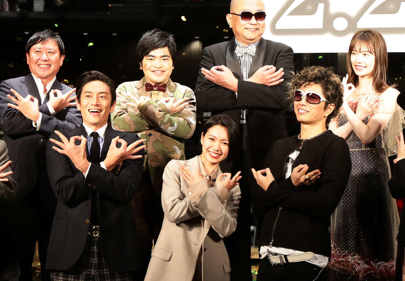 2019年1月、埼玉ポーズで記念撮影する、前列左から伊勢谷友介、二階堂ふみ、GACKT。後列左から武内英樹監督、加藤諒、ブラザートム、島崎遥香
