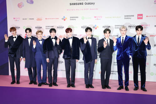 「2023 MAMA AWARDS」で記念撮影に応じるZEROBASEONE(撮影・宮地輝)