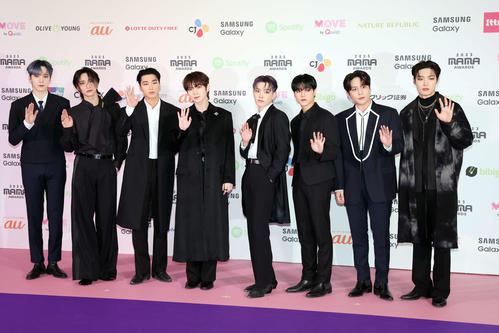 「2023 MAMA AWARDS」で記念撮影に応じるATEEZ(撮影・宮地輝)