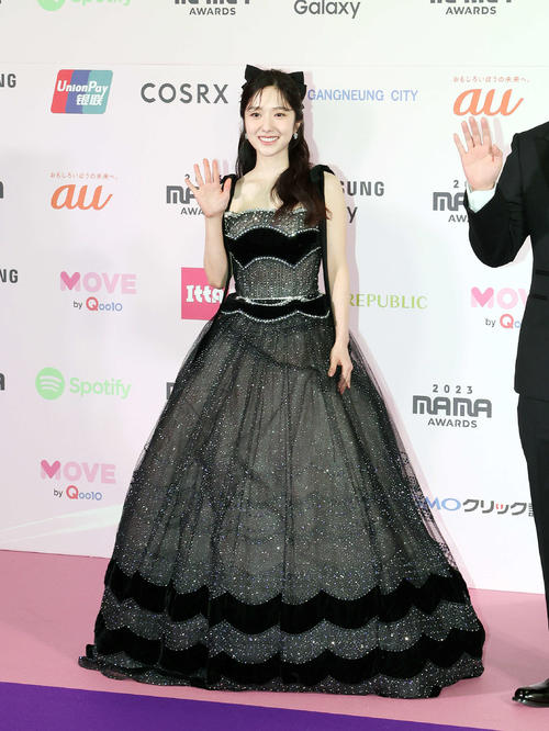「2023 MAMA AWARDS」で記念撮影に応じるイ・ヘソン(撮影・宮地輝)