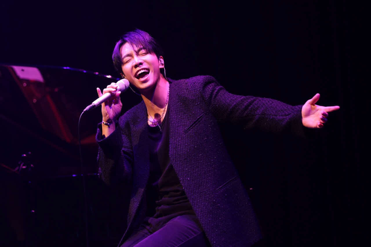 「イ・スンギ　feat.K Billboard Live Tour 2023」で歌唱するイ・スンギ