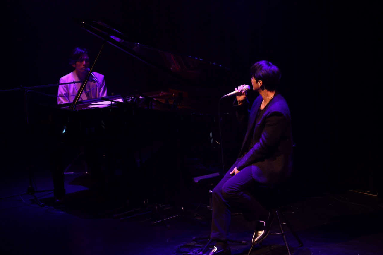 「イ・スンギ　feat.K Billboard Live Tour 2023」でパフォーマンスする左からKとイ・スンギ