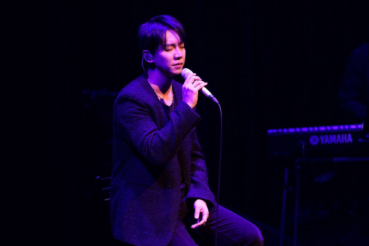 「イ・スンギ　feat.K Billboard Live Tour 2023」で歌唱するイ・スンギ