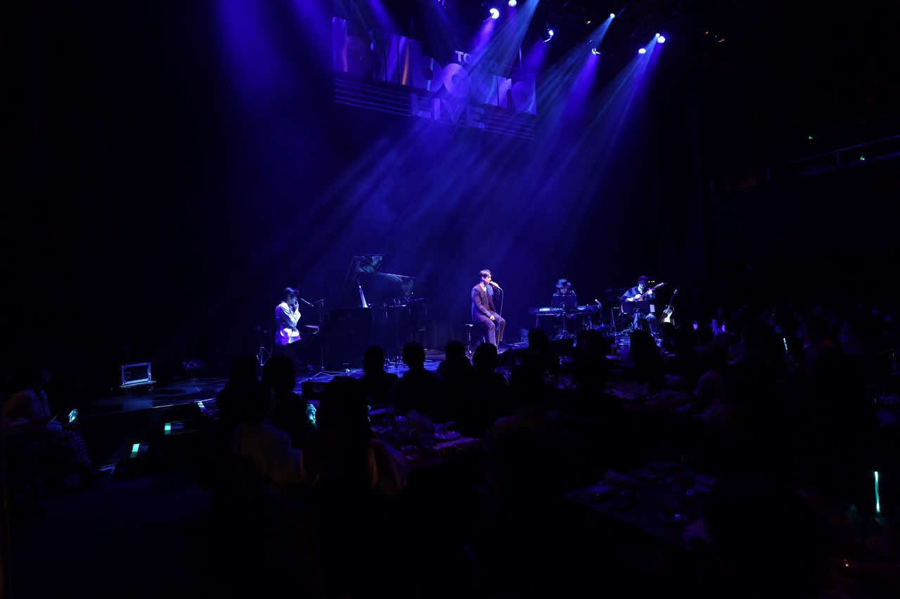 「イ・スンギ　feat.K Billboard Live Tour 2023」で歌唱するイ・スンギ