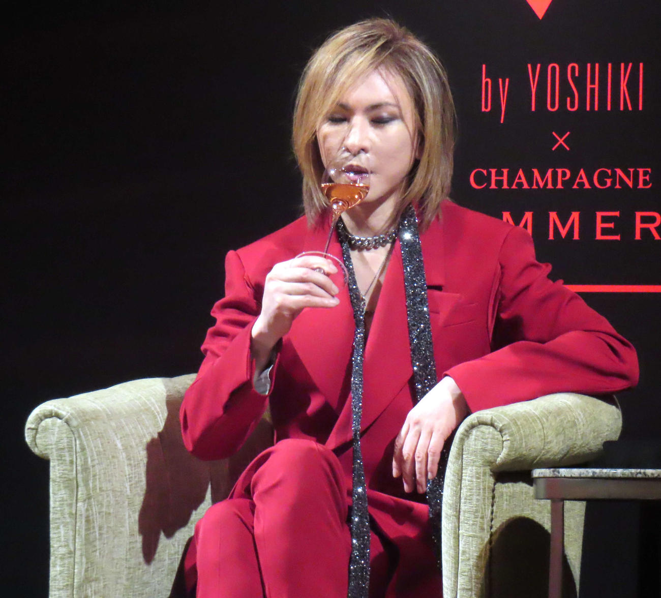 新作シャンパーニュロゼを飲むX JAPANのYOSHIKI