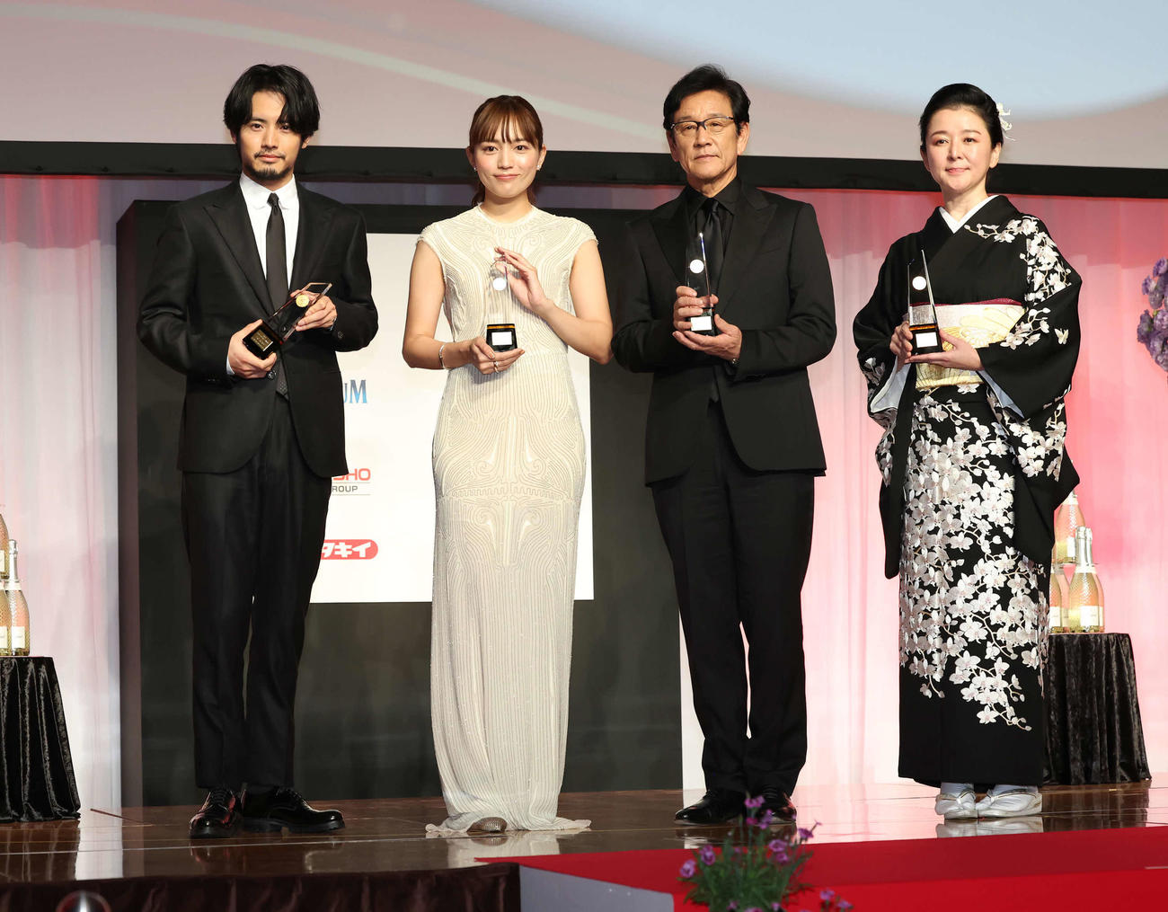 ベストドレッサー賞を受賞した、左から赤楚衛二、川口春奈、栗山英樹さん、伊東玄聖さん（撮影・丹羽敏通）