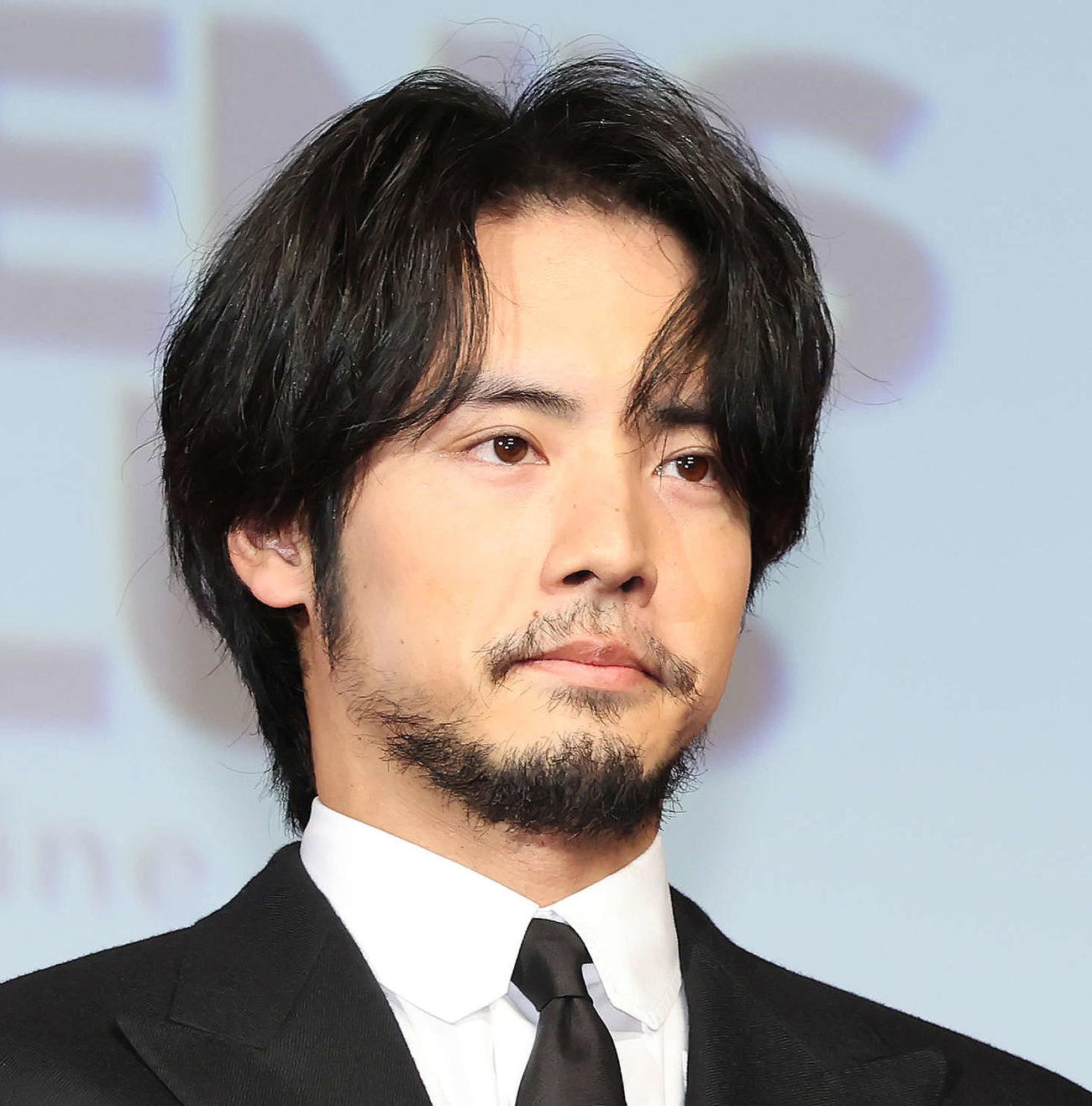 ひげをたくわえてベストドレッサー賞授賞式に登壇した赤楚衛二（撮影・丹羽敏通）