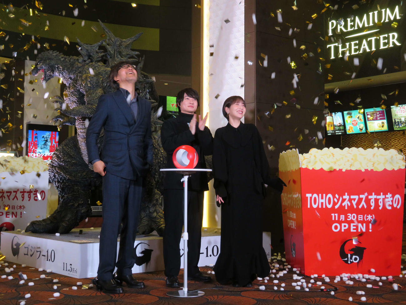 「ゴジラ－1.0」TOHOシネマズすすきのオープニングセレモニーに登壇した、左から山崎貴監督、神木隆之介、浜辺美波（撮影・村上幸将）