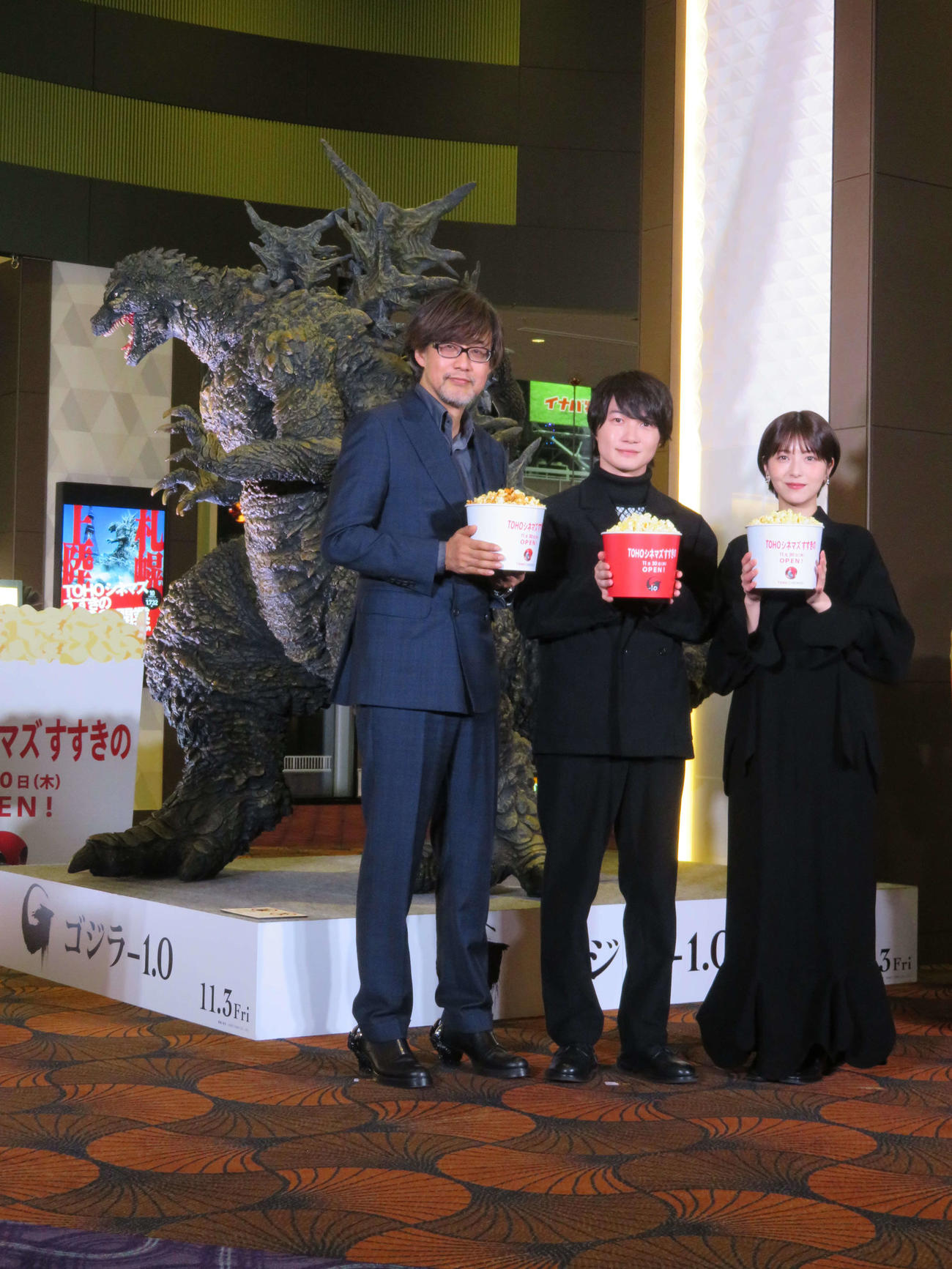 「ゴジラ－1.0」TOHOシネマズすすきのオープニングセレモニーに登壇した、左から山崎貴監督、神木隆之介、浜辺美波（撮影・村上幸将）