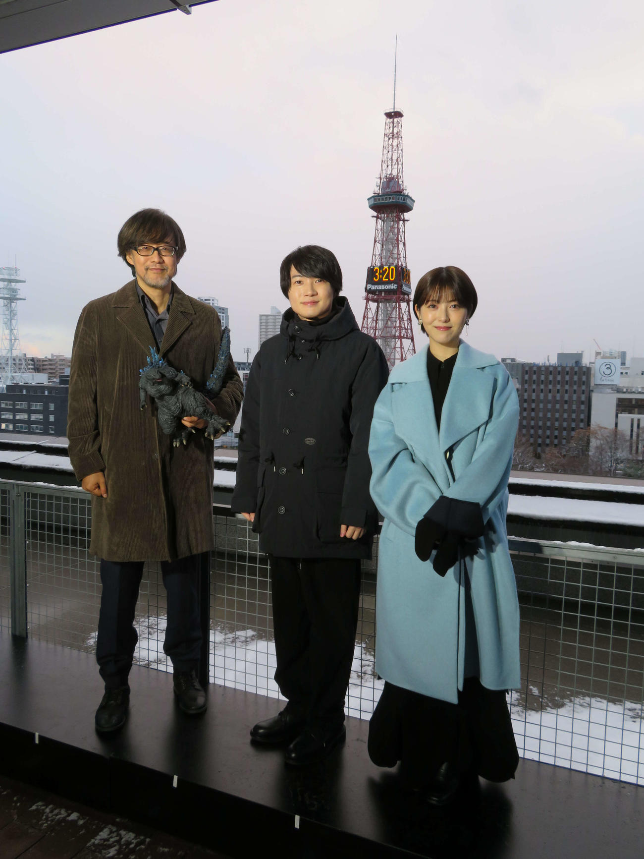 91年「ゴジラVSキングギドラ」でゴジラが迫った、さっぽろテレビ塔をバックにポーズをする、左から山崎貴監督、神木隆之介、浜辺美波（撮影・村上幸将）