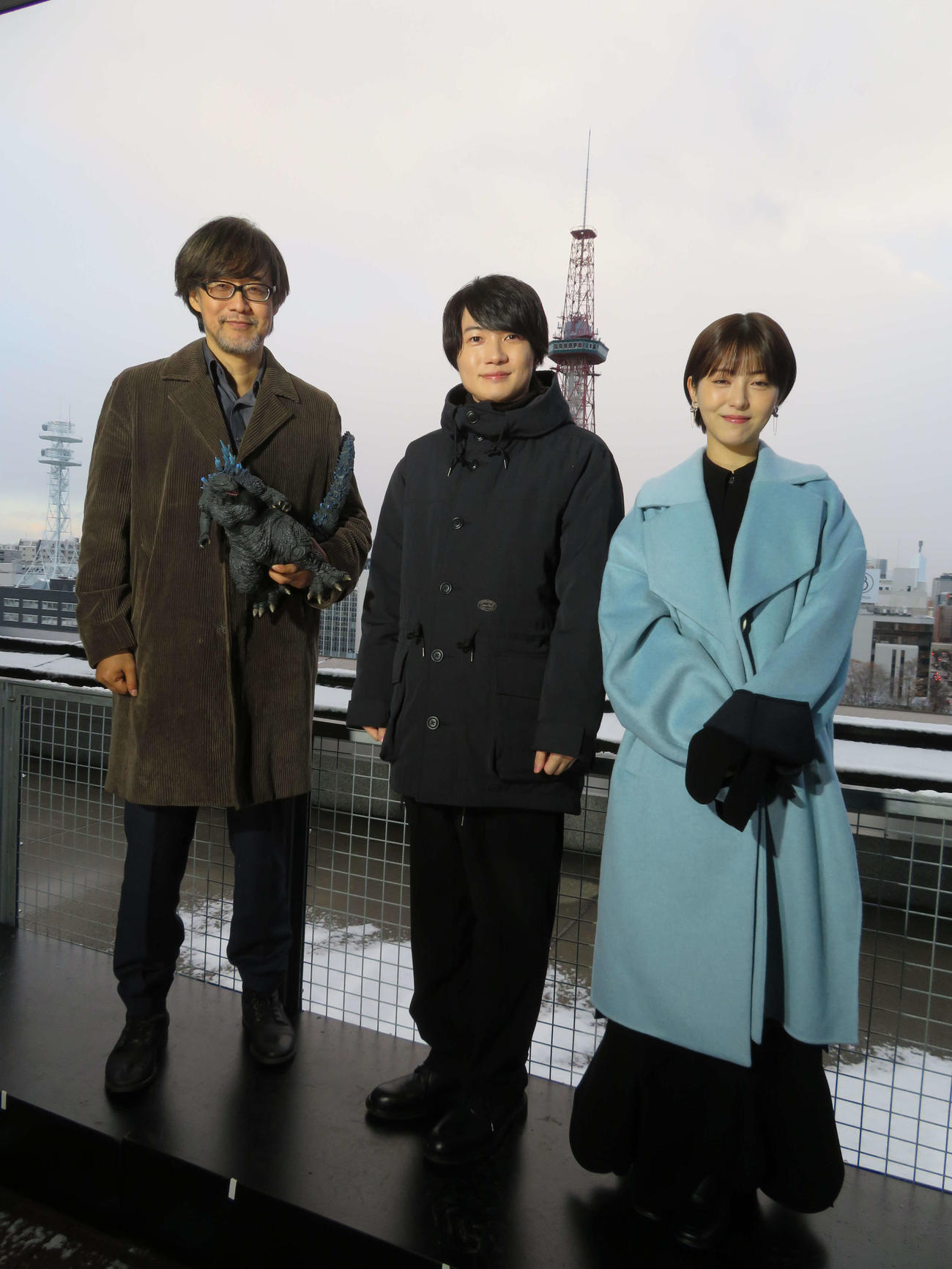91年「ゴジラVSキングギドラ」でゴジラが迫った、さっぽろテレビ塔をバックにポーズをする、左から山崎貴監督、神木隆之介、浜辺美波（撮影・村上幸将）