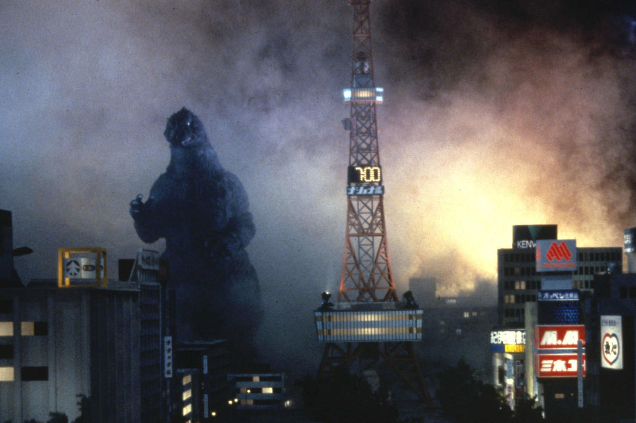 1991年公開の映画「ゴジラVSキングギドラ」で、さっぽろテレビ塔に迫るゴジラ（C）TOHO CO., LTD.