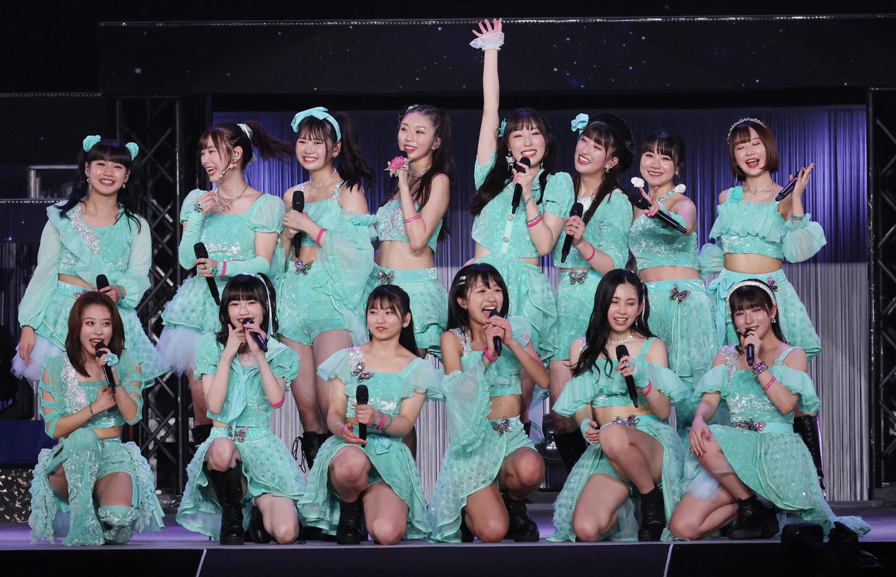 卒業コンサートを行ったモーニング娘。’23の譜久村聖（後列右から4人目）ら（撮影・野上伸悟）