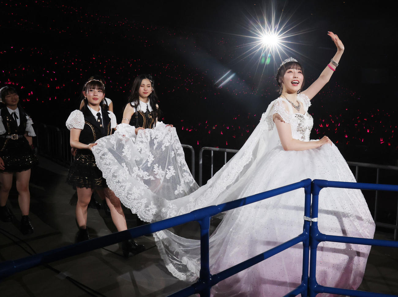 卒業コンサートで場内をまわるモーニング娘。’23の譜久村聖（撮影・野上伸悟）