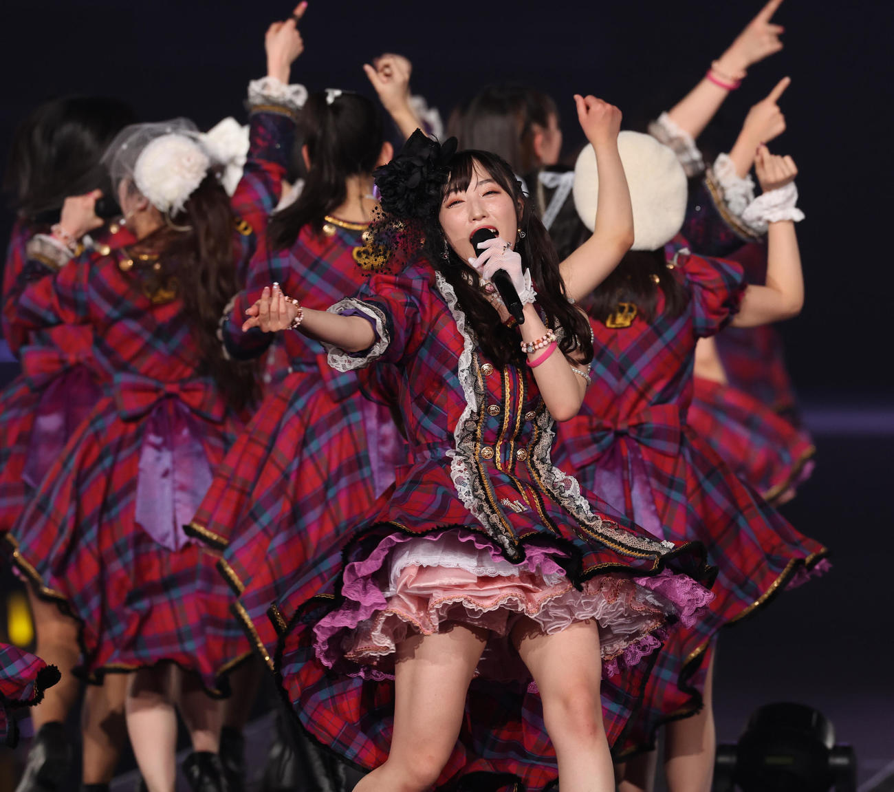 卒業コンサートを行うモーニング娘。’23の譜久村聖（手前）ら（撮影・野上伸悟）