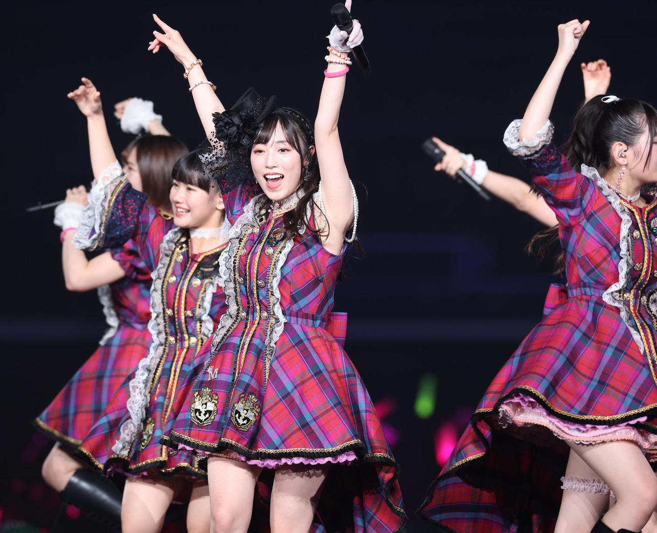 卒業コンサートを行うモーニング娘。’23の譜久村聖（手前）ら（撮影・野上伸悟）