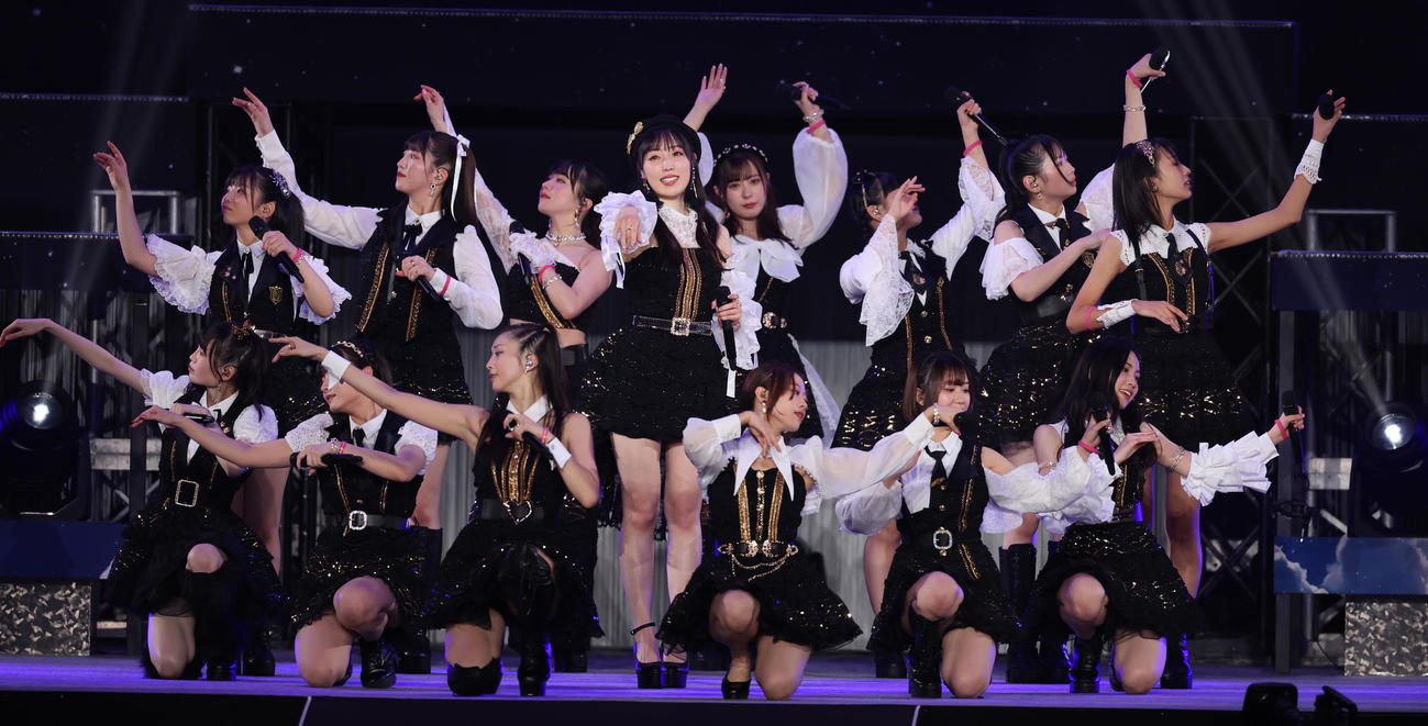 卒業コンサートを行うモーニング娘。’23の譜久村聖（中央）（撮影・野上伸悟）