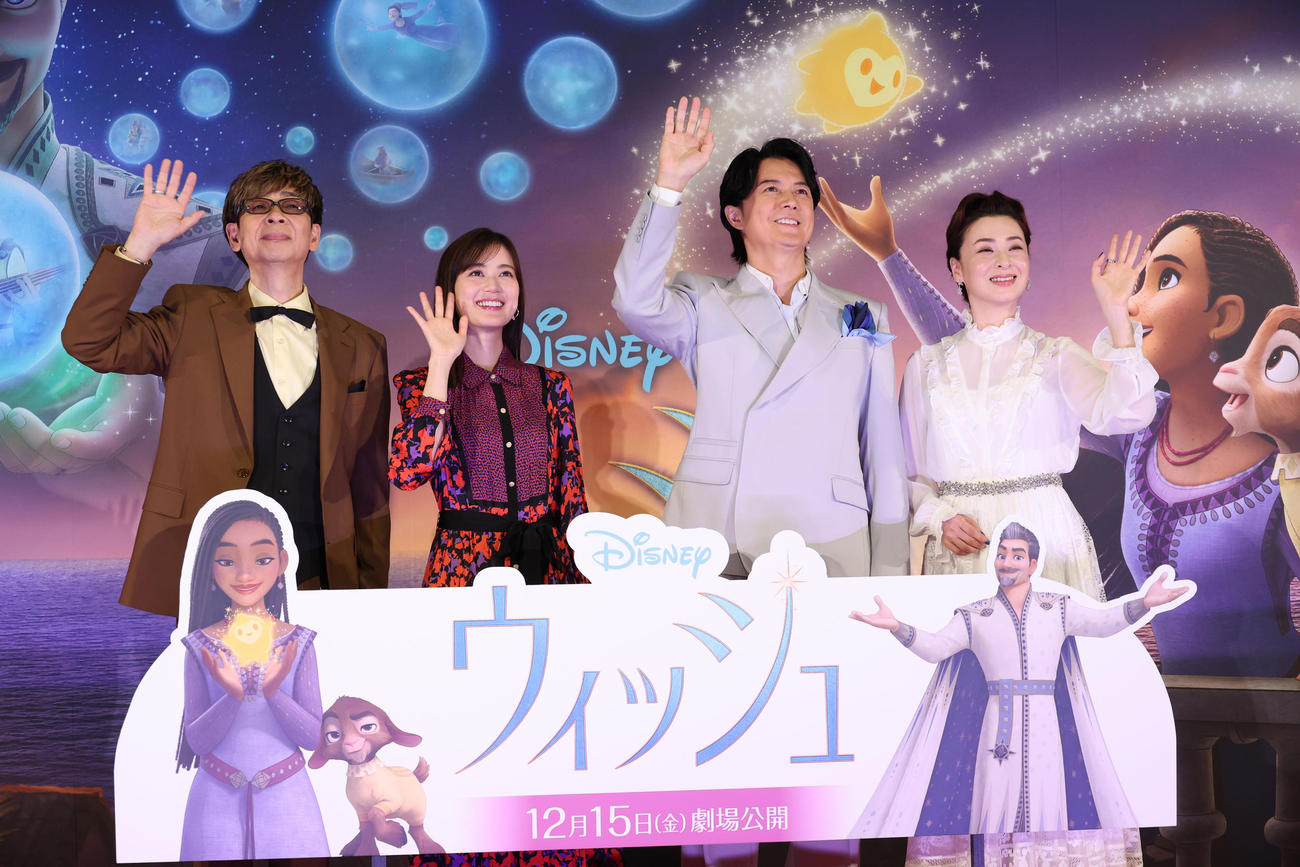 映画「ウィッシュ」の舞台あいさつを行う、左から山寺宏一、生田絵梨花、福山雅治、檀れい（撮影・中島郁夫）