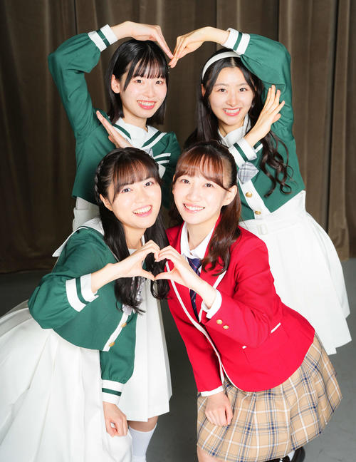 「スクールアイドルミュージカル」に向けて意気込む出演者たち。後列左から時計回りに浅井七海、杏ジュリア、関根優那、堀内まり菜(撮影・垰建太)