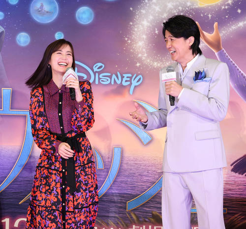 映画「ウィッシュ」の舞台あいさつを行う生田絵梨花(左)と福山雅治(撮影・中島郁夫)