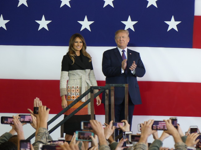 トランプ氏（右）とメラニア夫人（2017年11月5日撮影）